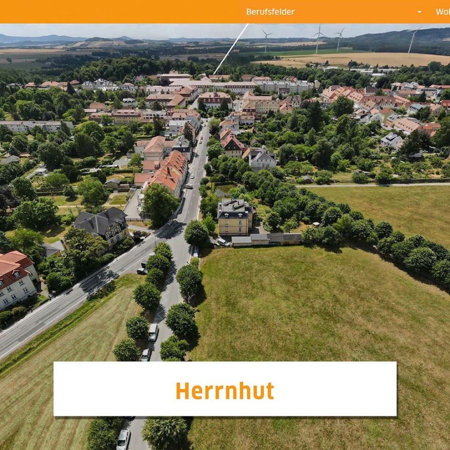 Luftbild von Herrnhut mit Stadtzentrum und umgebender Landschaft.