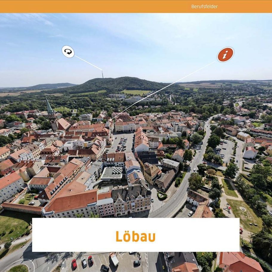 Luftbild von Löbau mit Stadtzentrum und Löbauer Berg.