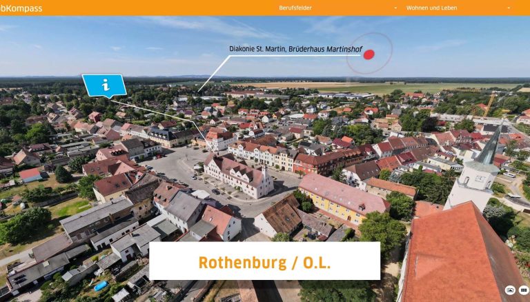 Marktplatz mit Rathaus in Rothenburg von oben